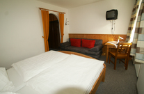 Zimmer mit Sofa und TV